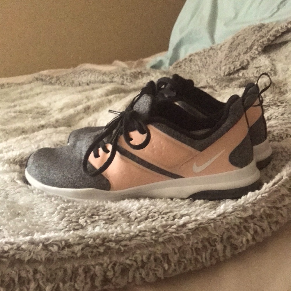 EUC Nike grey and pink tennis shoes.